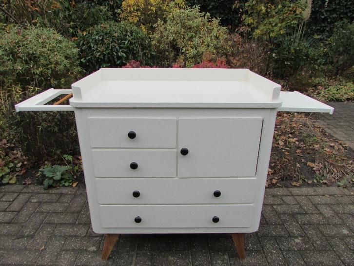 Vintage commode met uitschuifbaar plankje + rekje, Kinderen en Baby's, Kinderkamer | Commodes en Kasten, Zo goed als nieuw, Commode