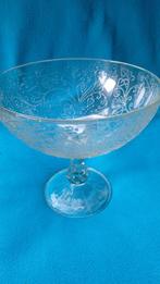 Zware bewerkte glazen fruitschaal op voet, Huis en Inrichting, Woonaccessoires | Schalen en Manden, Ophalen of Verzenden, Zo goed als nieuw