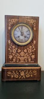 Franse Pendule rijk inlegwerk van floral motie, Antiek en Kunst, Antiek | Klokken, Ophalen of Verzenden