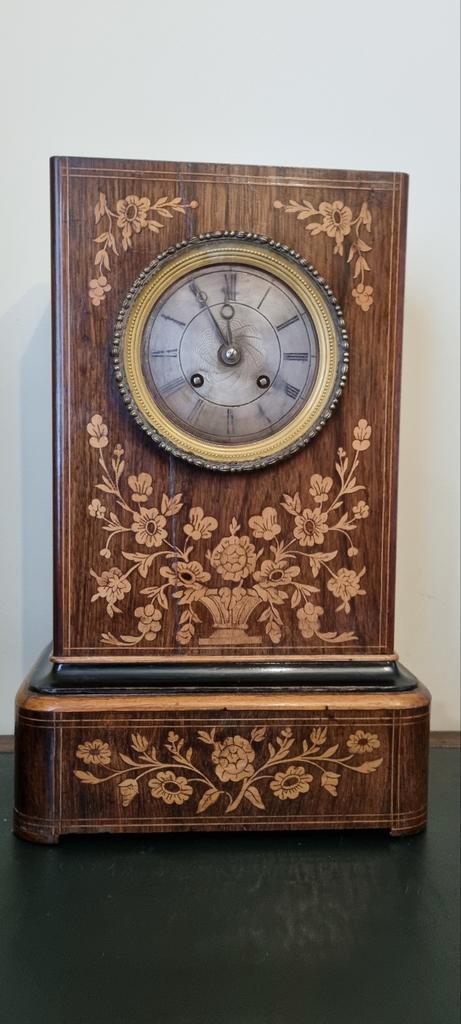 Franse Pendule rijk inlegwerk van floral motie, Antiek en Kunst, Antiek | Klokken, Ophalen of Verzenden