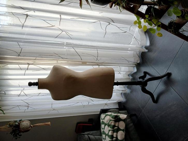 Zeer oude mannequin buste paspop op houten driepoot, Kleding | Dames, Kledingrekken, Zo goed als nieuw, Ophalen