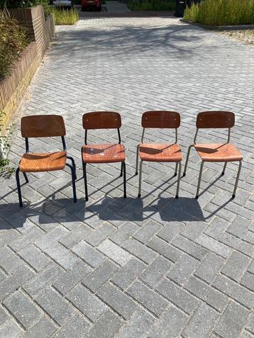 Retro kleuterstoeltjes beschikbaar voor biedingen