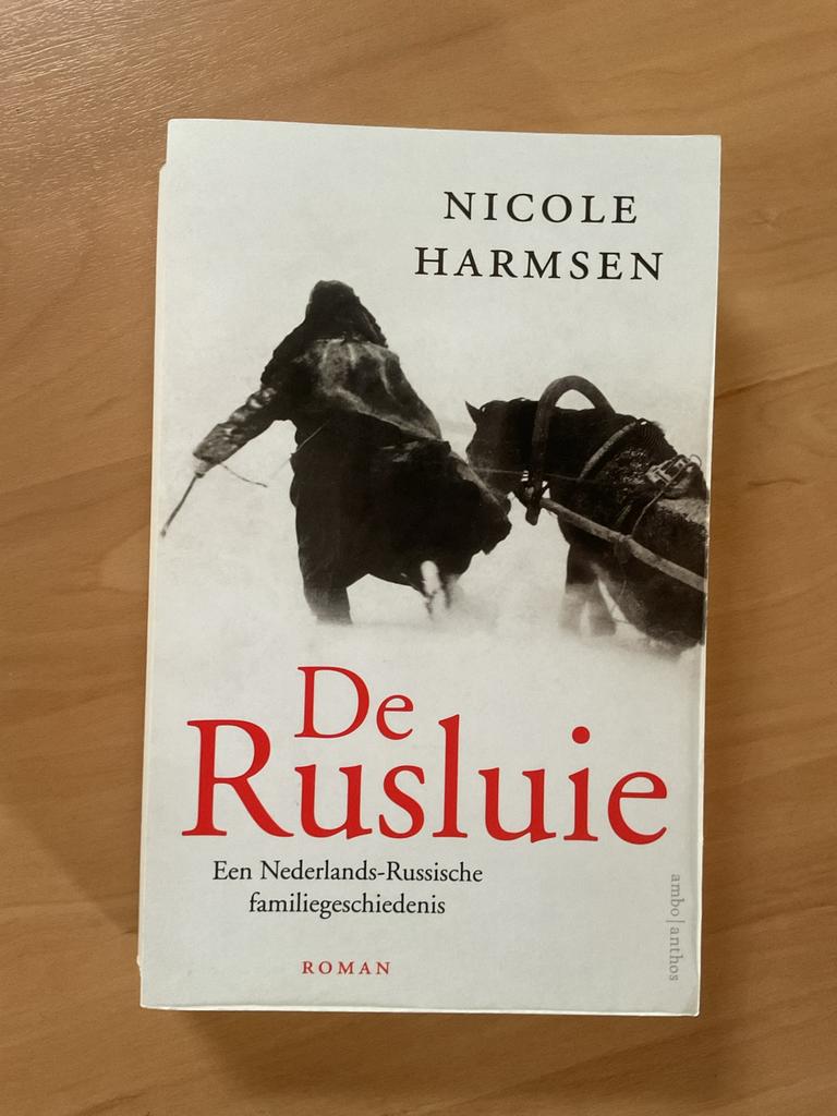 Nicole Harmsen - De Rusluie (  op feiten gebaseerde roman ), Ophalen of Verzenden, Zo goed als nieuw, Nicole Harmsen
