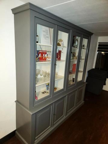 Zeer nette Vitrinekast / buffetkast 2200x2400 beschikbaar voor biedingen