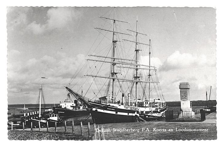 975006 Delfzijl Jeugdherberg PA Koerst Driemastbark 1957 gel, Verzamelen, Ansichtkaarten | Nederland, Gelopen, Groningen, 1940 tot 1960