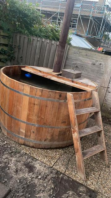 Houten Hottub met Kachel en Trap beschikbaar voor biedingen