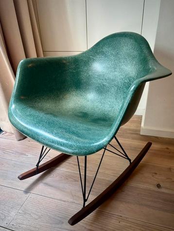 Eames RAR fibreglass rocker beschikbaar voor biedingen