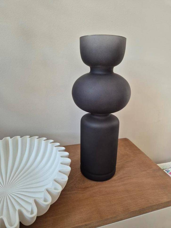 Kwantum Vaas Glas Donkergrijs/Zwart - Zo Goed Als Nieuw, Huis en Inrichting, Woonaccessoires | Vazen, Zo goed als nieuw, Zwart