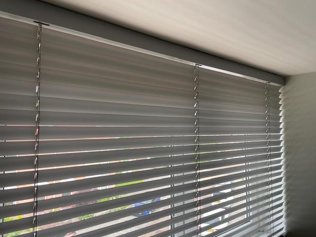 Grijze Decorette jaloezieën - diverse breedtes, Huis en Inrichting, Stoffering | Gordijnen en Lamellen, Zo goed als nieuw, 100 tot 150 cm