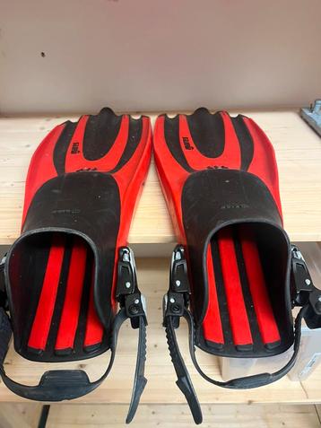 Mares Superchannel vinnen en scubapro duikschoenen beschikbaar voor biedingen