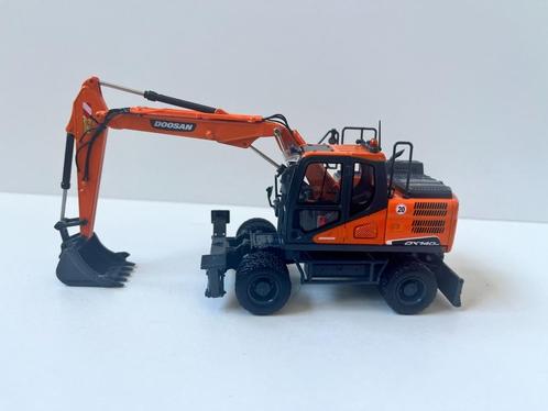 Doosan DX140W kraan van Universal Hobbys, Hobby en Vrije tijd, Modelauto's | 1:50, Nieuw, Hijskraan, Tractor of Landbouw, Overige merken