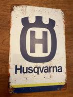 Husqvarna metalen reclamebord / wandbord (old Look) (1), Verzamelen, Merken en Reclamevoorwerpen, Reclamebord, Nieuw, Ophalen of Verzenden