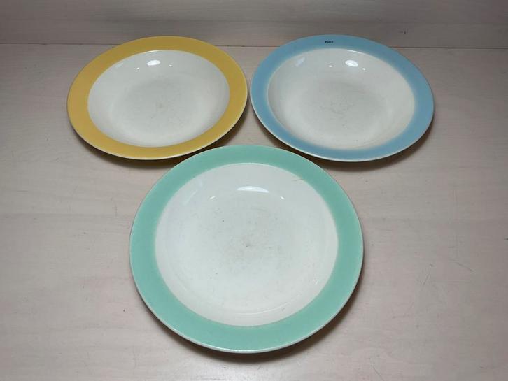 Drie diepe borden pastel Maastricht verschillende kleuren, Huis en Inrichting, Keuken | Servies, Gebruikt, Bord(en), Overige stijlen