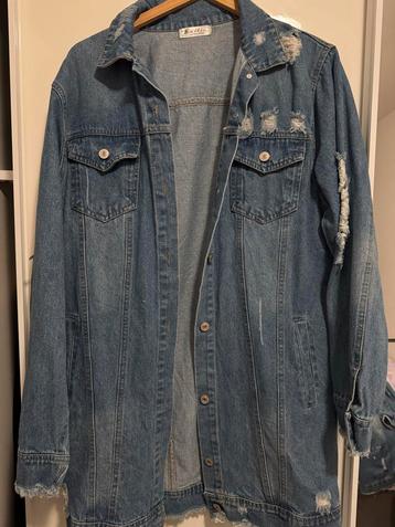 Stoere spijkerjas met destroyed details beschikbaar voor biedingen