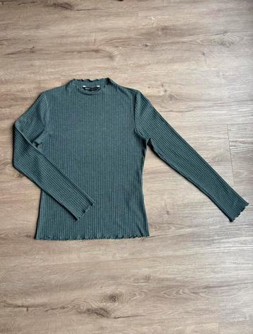 Only groene longsleeve maat S beschikbaar voor biedingen