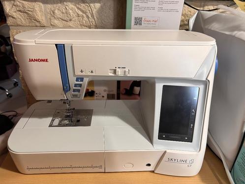 Janome Skyline S7 met extra's en garantie, Hobby en Vrije tijd, Naaimachines en Toebehoren, Zo goed als nieuw, Naaimachine, Janome