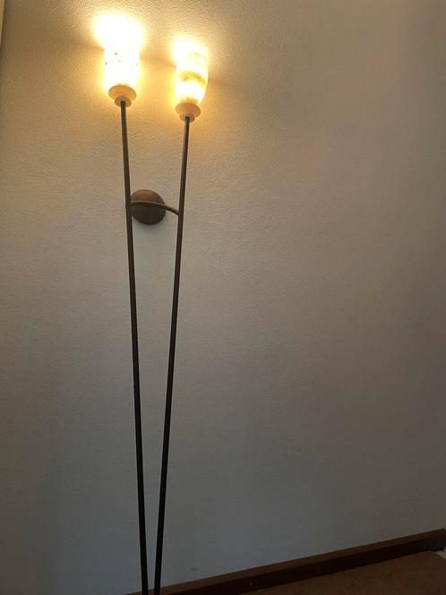 Stijlvolle wandlamp met dubbele arm en marmerlook kappen, Huis en Inrichting, Lampen | Vloerlampen, Zo goed als nieuw, 150 tot 200 cm