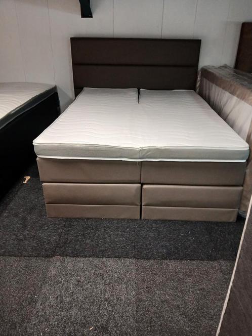 Boxspring elektrisch 140 bij 200 / showroom verkoop, Huis en Inrichting, Slaapkamer | Boxsprings, Zo goed als nieuw, 140 cm, 200 cm