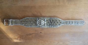 Sterke stoere lederen halsband met sierspikes beschikbaar voor biedingen