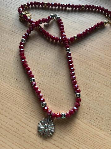 Zilveren bloemen ketting beschikbaar voor biedingen