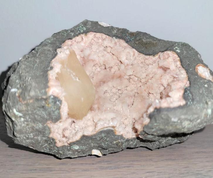 Een schitterend nieuwe Heulandiet geode, Verzamelen, Mineralen en Fossielen, Ophalen of Verzenden