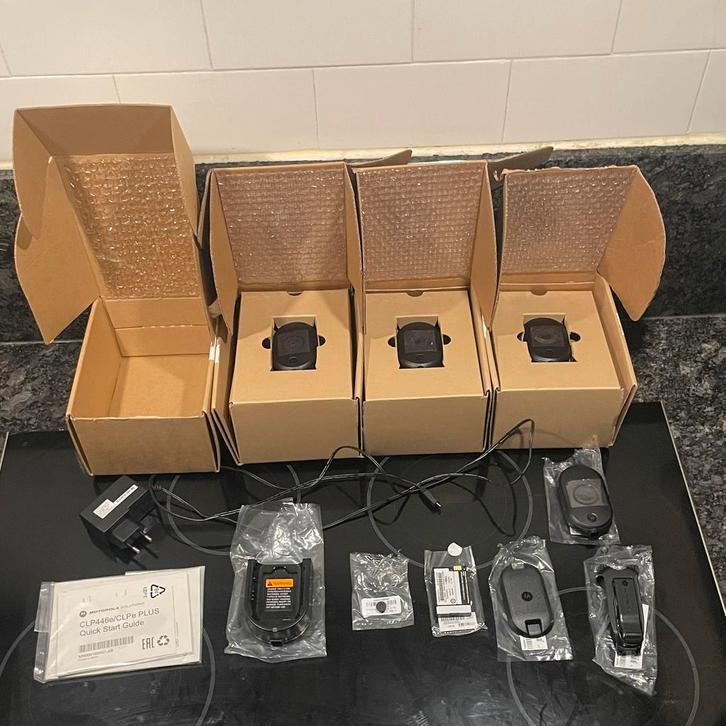 Motorola CLP446E Mini Portofoon met tafel lader NIEUW, Telecommunicatie, Portofoons en Walkie-talkies, Nieuw, Portofoon of Walkie-talkie