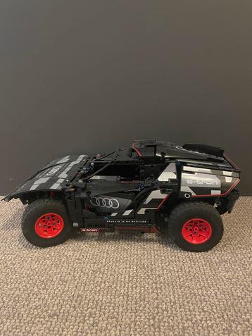 Lego Audi E-Tron met doos en handleiding beschikbaar voor biedingen
