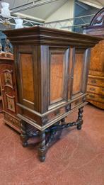 Vroeg antiek kruispoot kabinetje, Ophalen