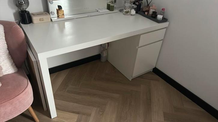 Is nieuw staat Malm bureau ikea Mt 140x 65, Huis en Inrichting, Bureaus, Zo goed als nieuw, Ophalen