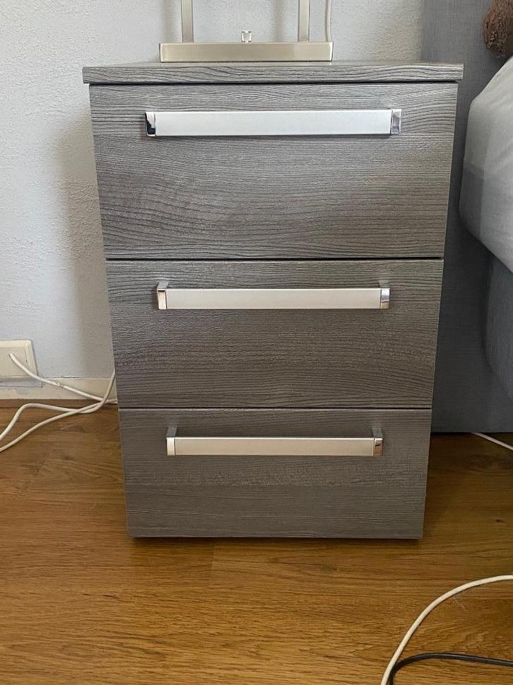 2 nachtkastjes, Huis en Inrichting, Slaapkamer | Nachtkastjes, Zo goed als nieuw, 55 tot 70 cm, Minder dan 45 cm, Ophalen