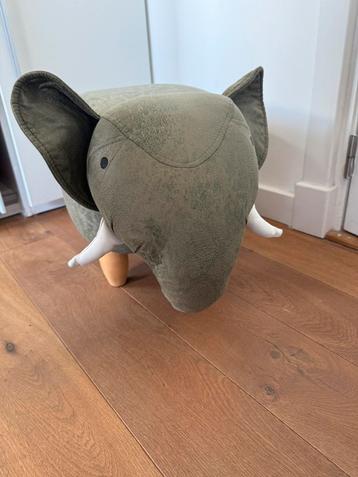 Olifant bankje kruk beschikbaar voor biedingen
