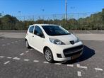 Peugeot 107 1.0 12V 5DR 2011 Wit, Auto's, Voorwielaandrijving, Euro 5, Stof, Zwart