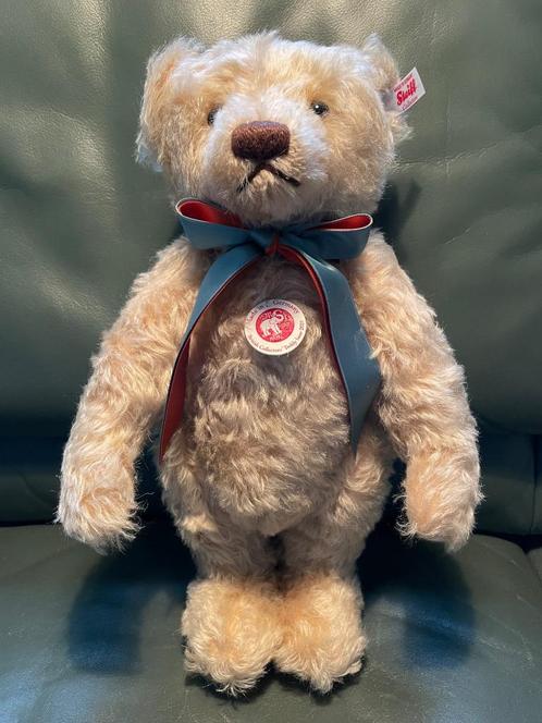 Steiff British Collectors Teddybeer 2021 35 cm. EAN 690945, Verzamelen, Beren en Cherished Teddies, Nieuw, Stoffen beer, Steiff
