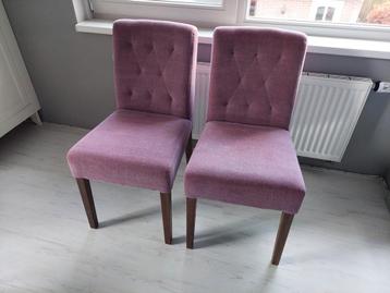 2 oudroze stoelen 