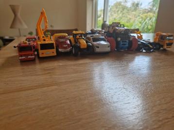 Leuke set grote speelgoedauto's 16 stuks beschikbaar voor biedingen