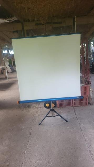 Projectiescherm beschikbaar voor biedingen