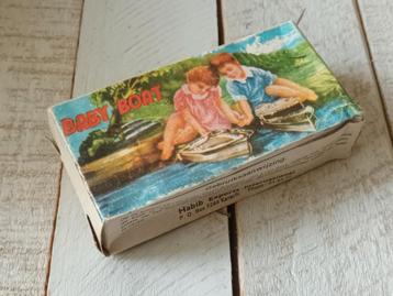 Oud Baby Boat Speelgoedbootje beschikbaar voor biedingen