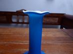 Mooi vormgegeven opaline vaasje in blauw., Ophalen of Verzenden
