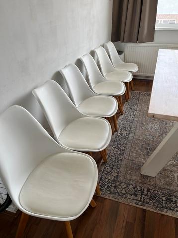 6 witte kuipstoelen. beschikbaar voor biedingen