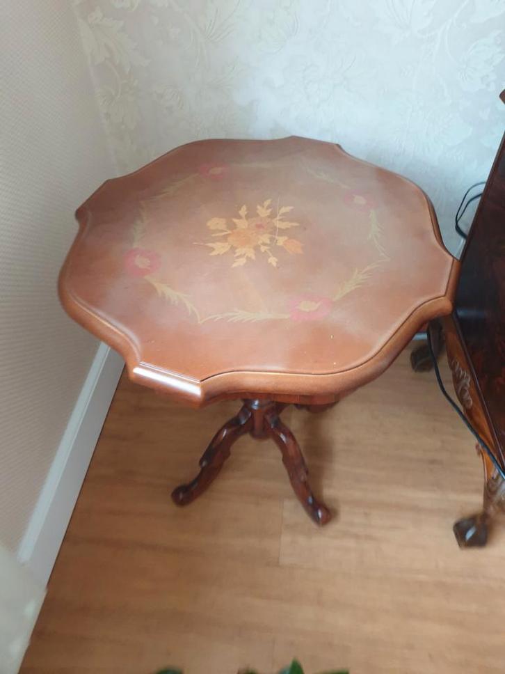 2x Mahonie Bijzettafels met Bloemenpatroon, Huis en Inrichting, Tafels | Bijzettafels, Gebruikt, Rond, 45 tot 60 cm, Minder dan 55 cm