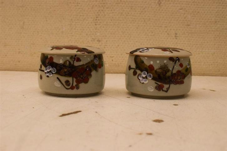 2 stuks porseleinen schaaltjes met deksel 46635, Huis en Inrichting, Keuken | Servies, Gebruikt, Bord(en), Wedgwood, Aardewerk