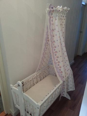 Wieg incl. bekleding en nieuwe matras beschikbaar voor biedingen