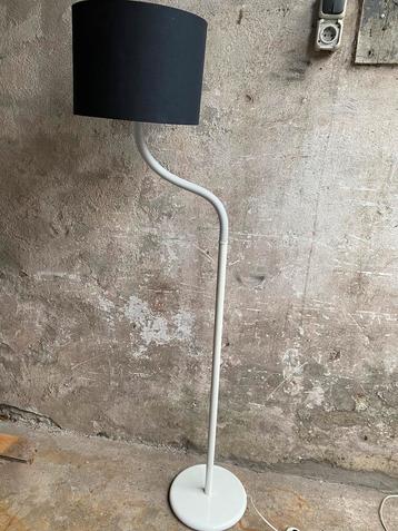 Jaren 80 vloerlamp met flexibele gooseneck beschikbaar voor biedingen