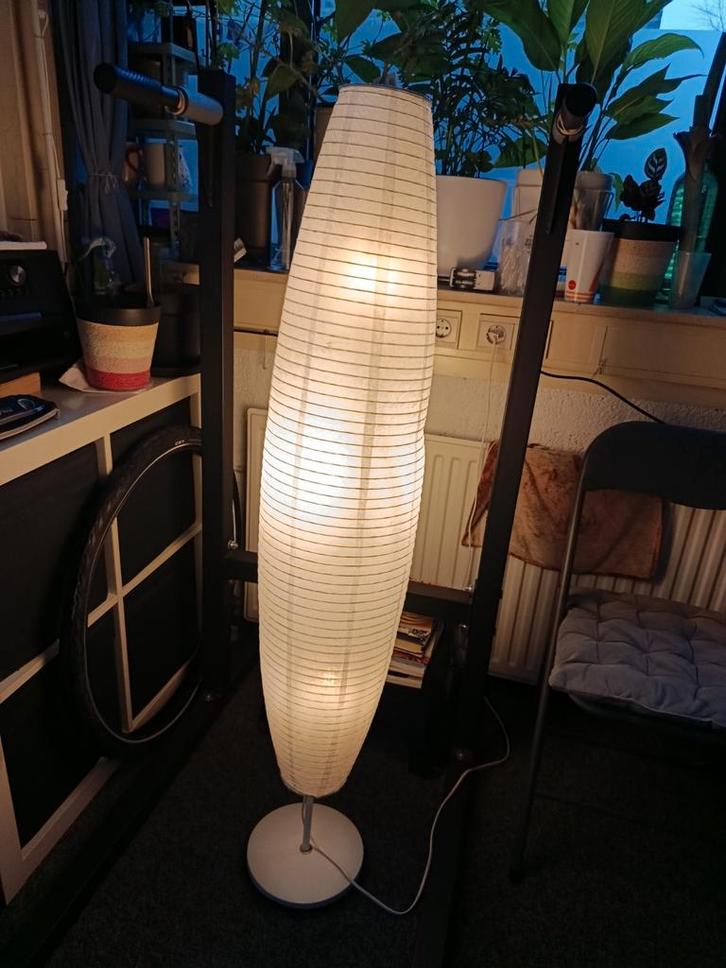 IKEA Vloerlamp - Beschadigd scherm, werkt prima, Huis en Inrichting, Lampen | Vloerlampen, Gebruikt, 150 tot 200 cm, Ophalen of Verzenden