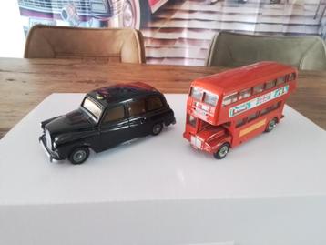 Miniatuur Londense bus en taxi. beschikbaar voor biedingen