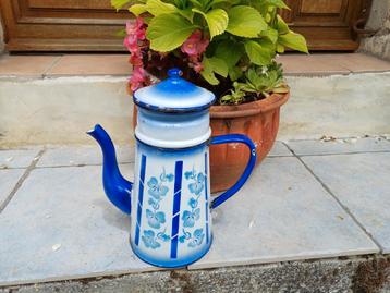 Frans blauw koffiepot met leuk motief  beschikbaar voor biedingen