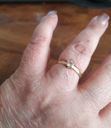 gouden damesring 14 karaats maat 20 .....1.2 gram beschikbaar voor biedingen