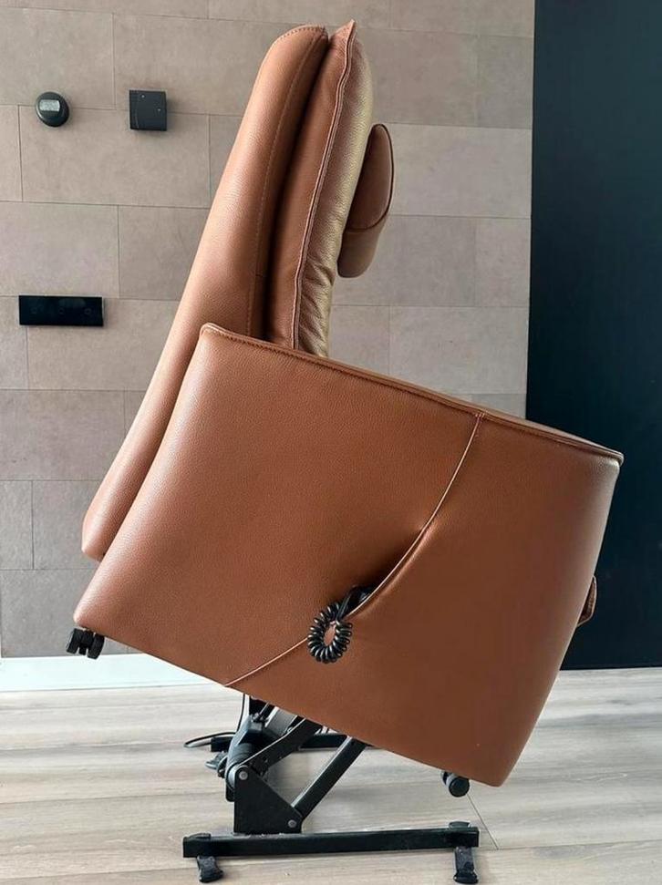 1 jaar oud Prominent opstaan stoel leer lendesteun sta op, Huis en Inrichting, Fauteuils, Zo goed als nieuw, Leer, Ophalen