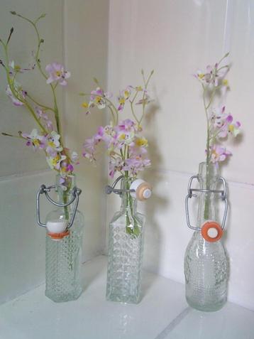 Brocante 3 kleine mini beugelflesjes en decoratie bloemetjes beschikbaar voor biedingen