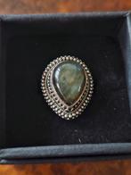 Zilveren ring met labradoriet edelsteen, Sieraden, Tassen en Uiterlijk, Ringen, 18 tot 19, Overige kleuren, Ophalen of Verzenden